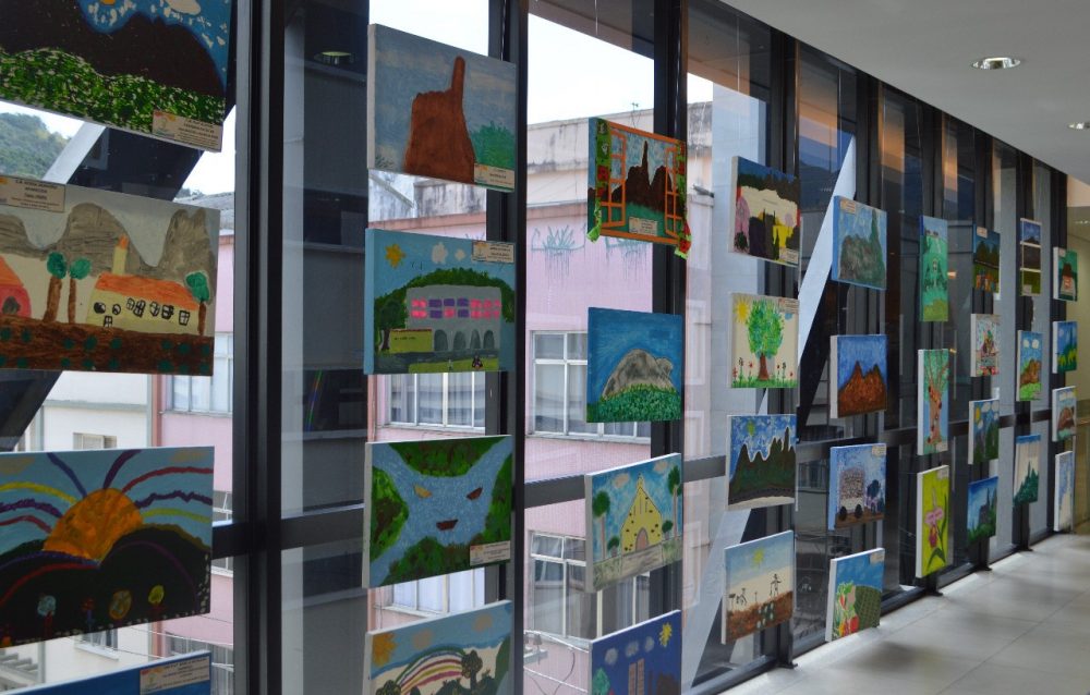 Você está visualizando atualmente Exposição Teresópolis em Cores, com telas dos alunos da Educação Infantil no Teresópolis Shopping