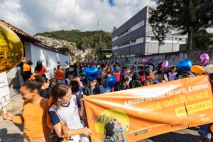 Leia mais sobre o artigo Maio Laranja: Alunos de diversas escolas participam da 2ª Caminhada pelo Combate ao Abuso e à Exploração Sexual contra Crianças e Adolescentes