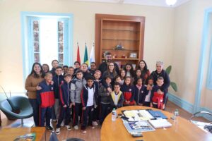 Leia mais sobre o artigo Alunos da Escola Municipal Maria Mendes, no Cruzeiro, visitam a Prefeitura