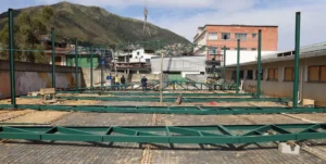 Leia mais sobre o artigo Colocação do telhado marca nova etapa da obra do ginásio da Escola Municipal Acliméa